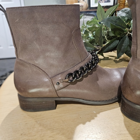 COACH Adella Burnished Calf Leather Taupe Grey Chain Flat Ankle Boots. Size 6.5 - Picture 13 of 16
